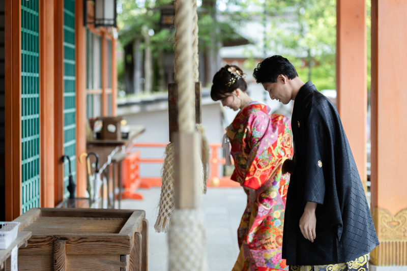 本殿にあがってお参りショットも