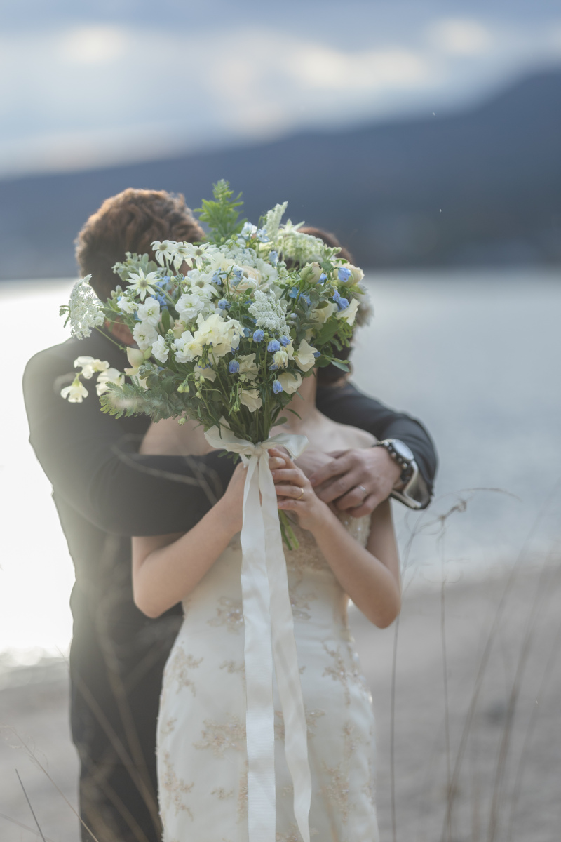 やわらかな光のなかでブーケ顔隠し★