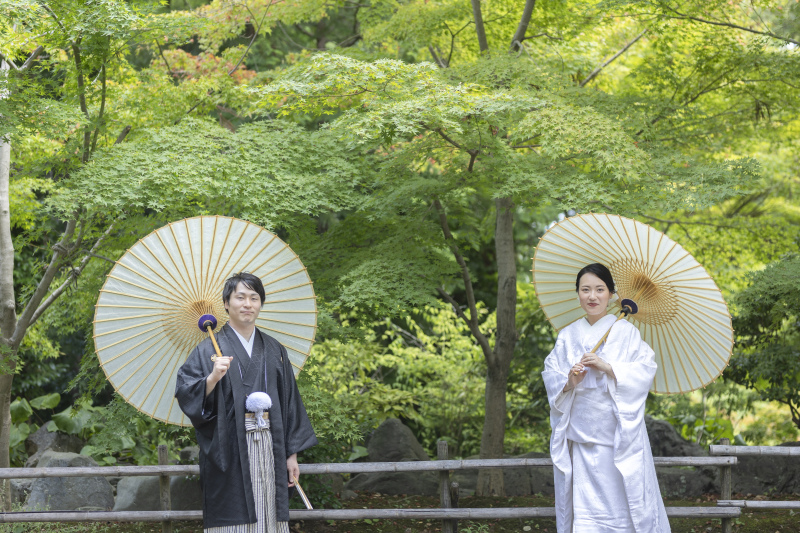 和装のラストカットは和傘と優しい緑の中で★