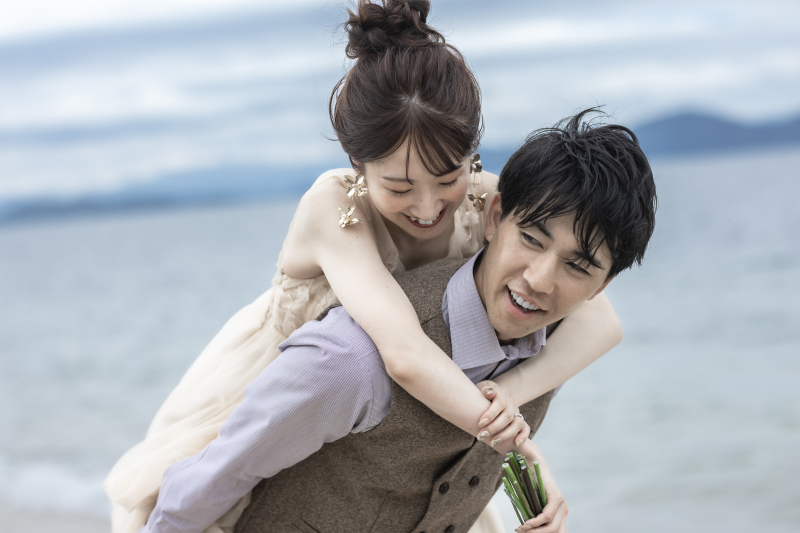 少し風のある琵琶湖でのかわいいお二人の前撮りレポート