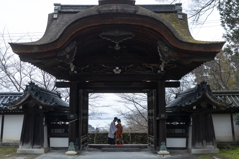 山門の後ろには琵琶湖が。