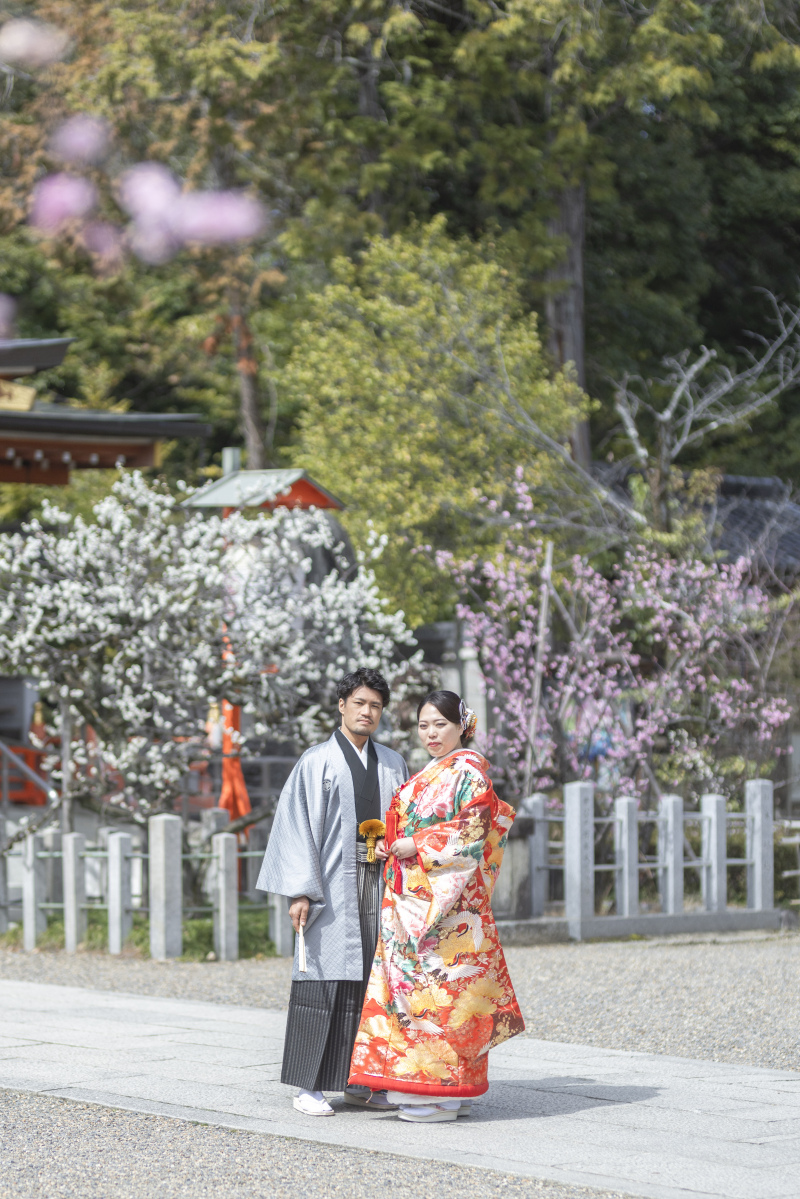 紅白の梅とお二人。