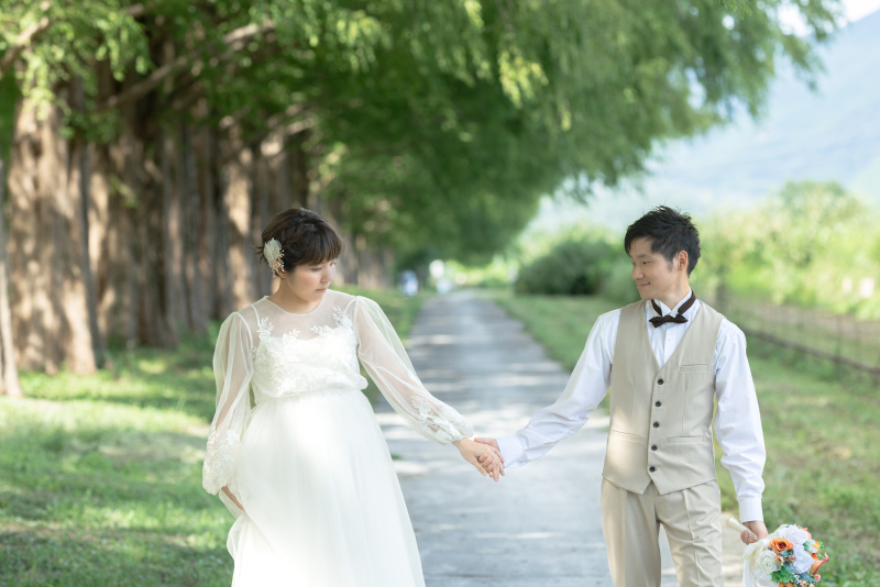 かわいいお二人のメタセコイアと琵琶湖のロケーションフォト。