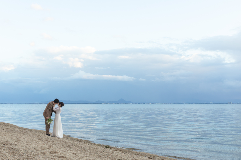 ロマンチックな空と湖を背景に。