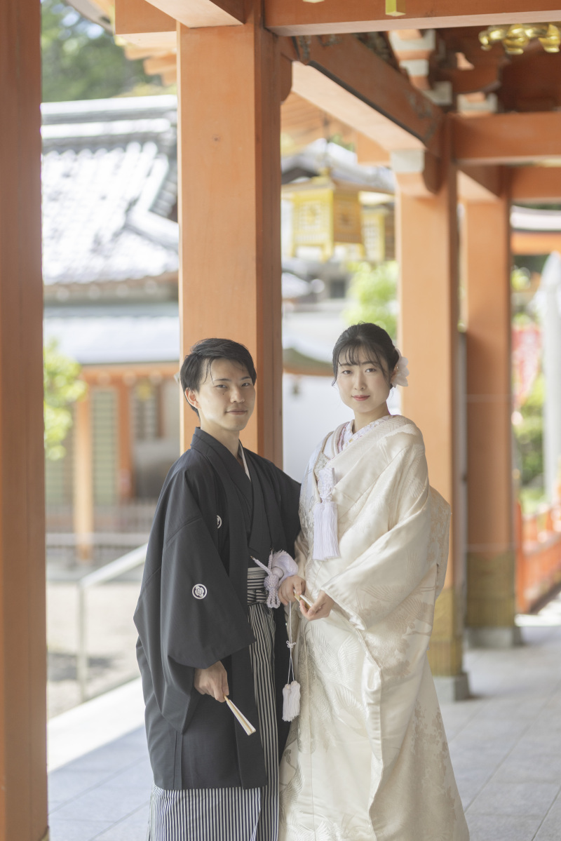 まずは凛とした白無垢姿で。