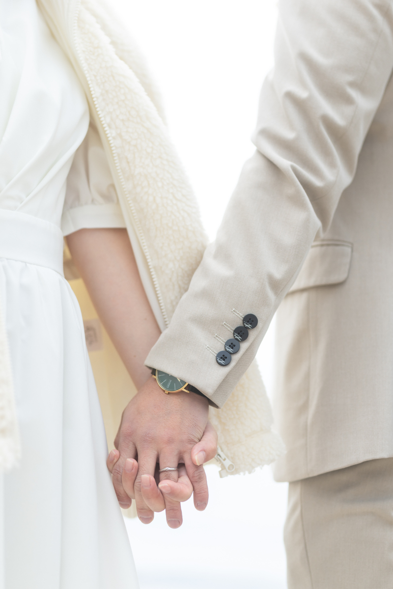 手をつないで。