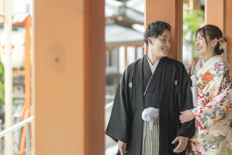 朱塗りが美しい本殿で。