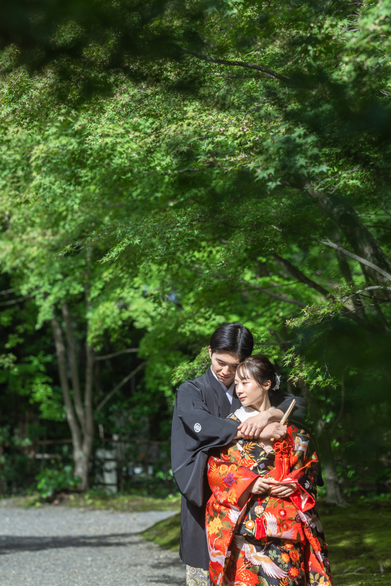 愛しさ全開のバックハグ。