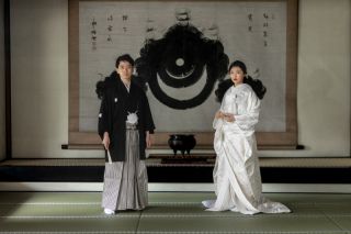 西教寺から琵琶湖のスタイリッシュなお二人のロケーションフォト。
