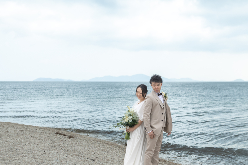湖面と空が映える背中合わせのカット。