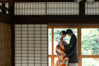 桜と雨としっとりとしたお二人のフォトウェディング。