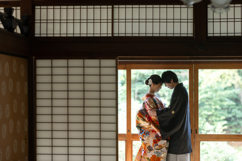 桜と雨としっとりとしたお二人のフォトウェディング。