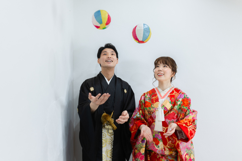 結びは紙風船を使ったスタジオ撮影。