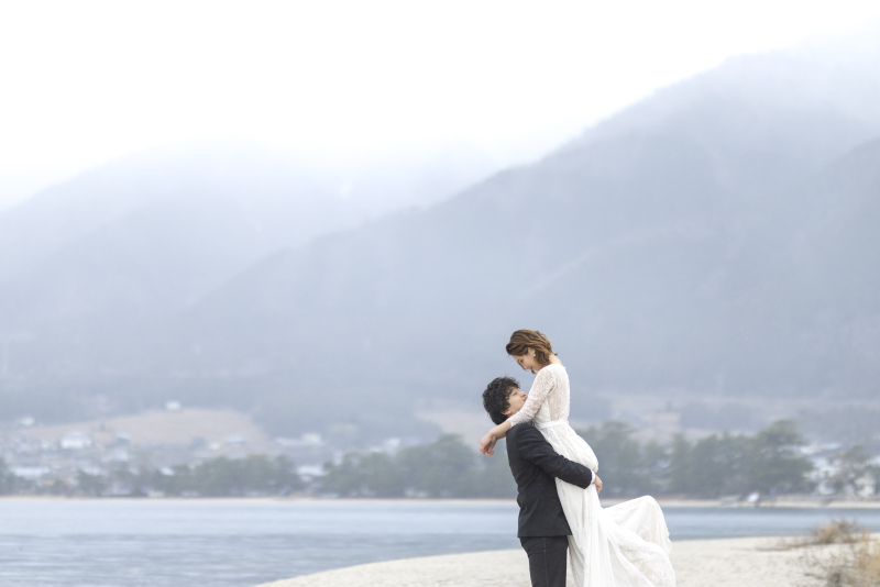 雪の残る蓬莱山を背景に抱っこスタイル。