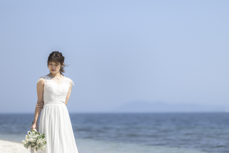 花嫁様のブーケ目線がかわいいポージング。