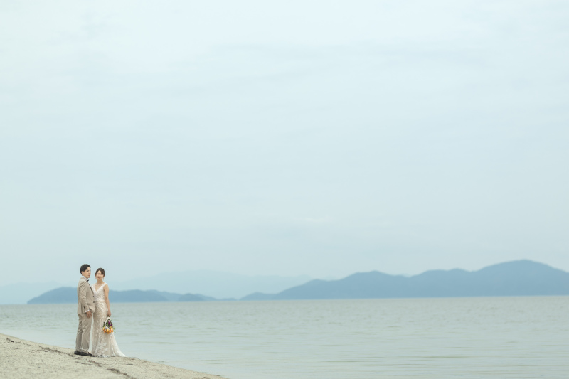 雄大な琵琶湖を背景に引きのカットを。