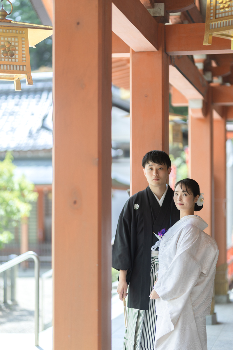 美しい朱赤の本殿は風がすーーっと。