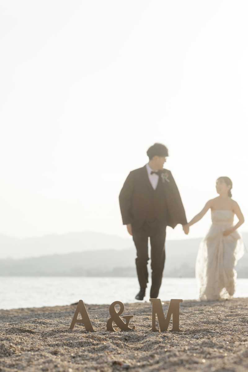 イニシャルは動きを付けたカットで。