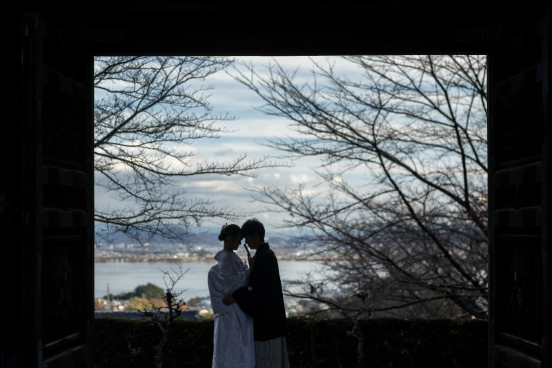 琵琶湖を背景に。