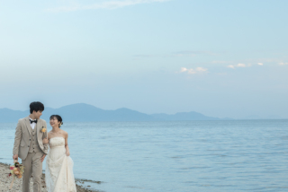 琵琶湖は毎日違う色。違う光なので、同じスポットで撮影しても全く違う写真になります。何の変哲もないけれと透明感に溢れ飽きの来ない、究極のたまごかけご飯のようなお写真をお渡しできればと思っています。