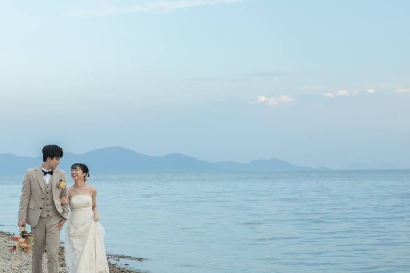 琵琶湖は毎日違う色。違う光なので、同じスポットで撮影しても全く違う写真になります。何の変哲もないけれと透明感に溢れ飽きの来ない、究極のたまごかけご飯のようなお写真をお渡しできればと思っています。