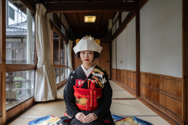 【京都和装引き振袖】黒の引き振袖で撮影する長岡天満宮での本格和装プラン。オプションで鬘利用や料亭社務所での撮影が可能。会食もOK