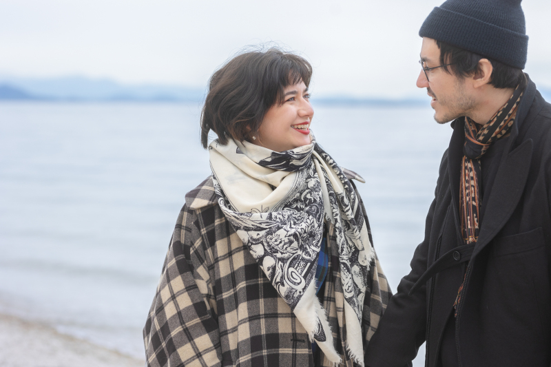 【私服や持ち込み衣装でのロケーションフォト】旧志賀町へのご旅行の際の撮影や、エンゲージフォトや結婚記念日にも対応します。