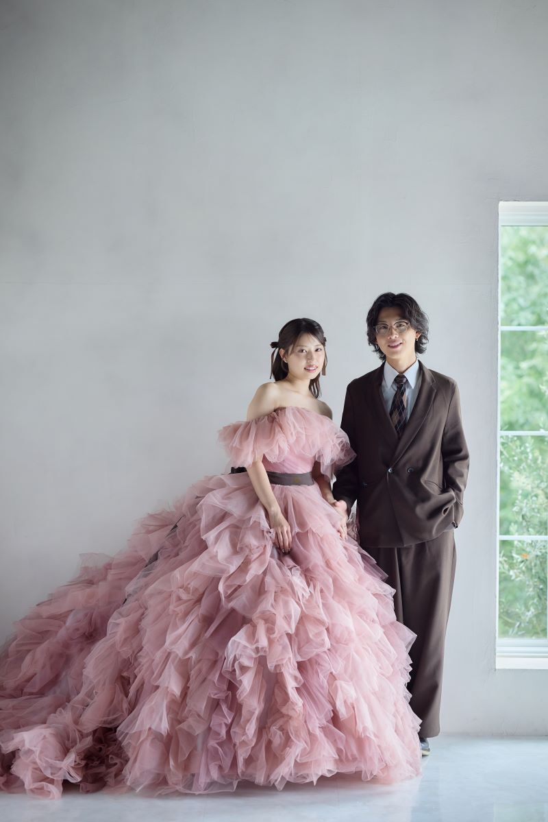 窓際でかわいらしく