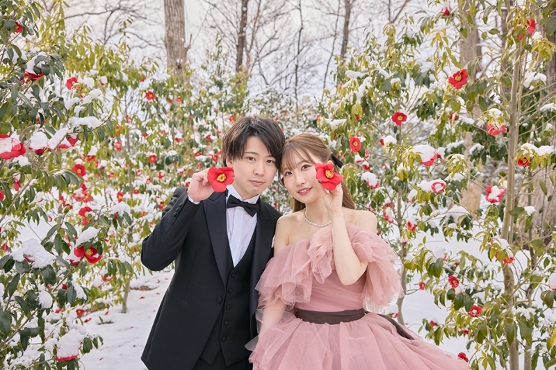 透明感を纏う、レース和装と雪の中のドレス