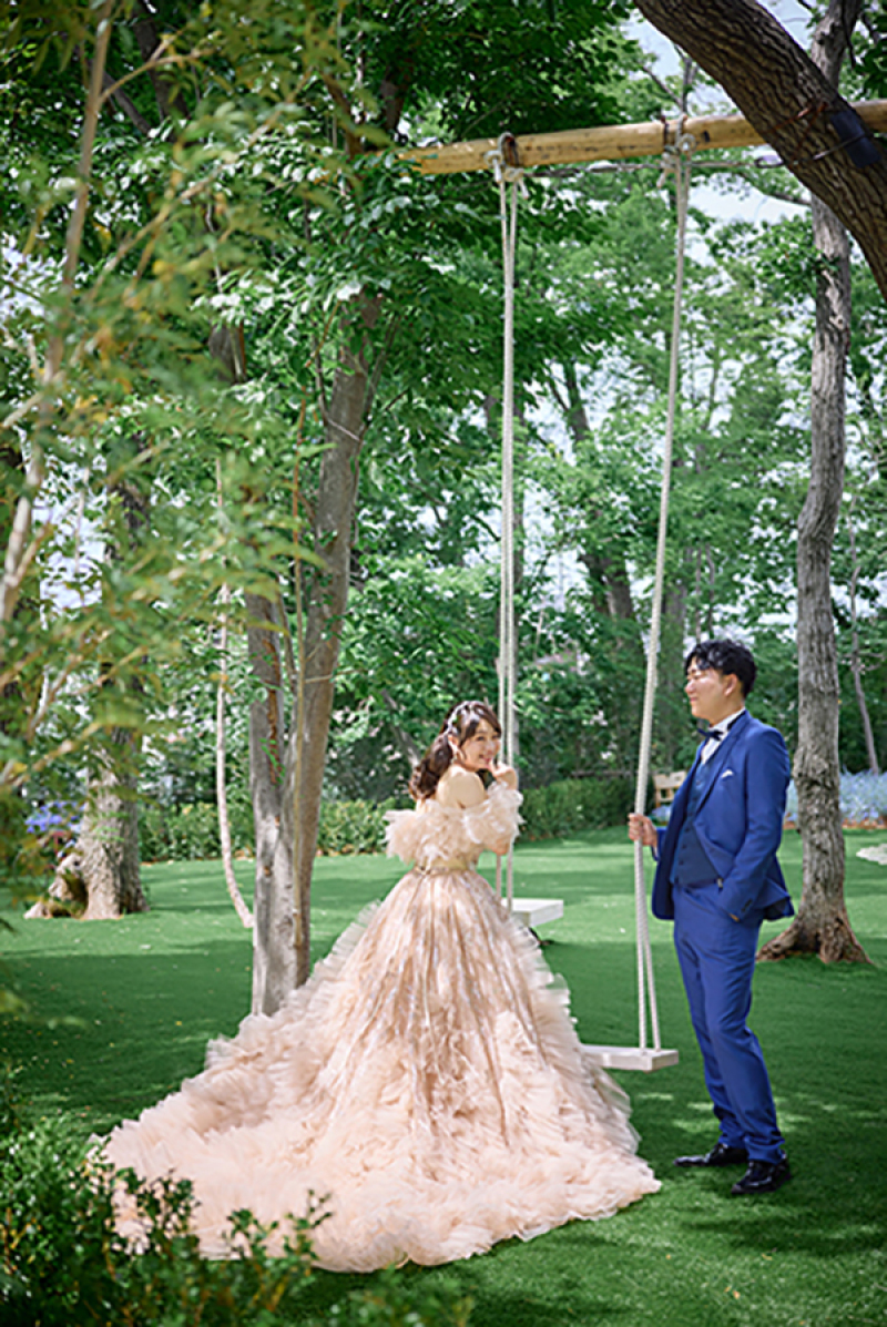 風に揺れるブランコと！