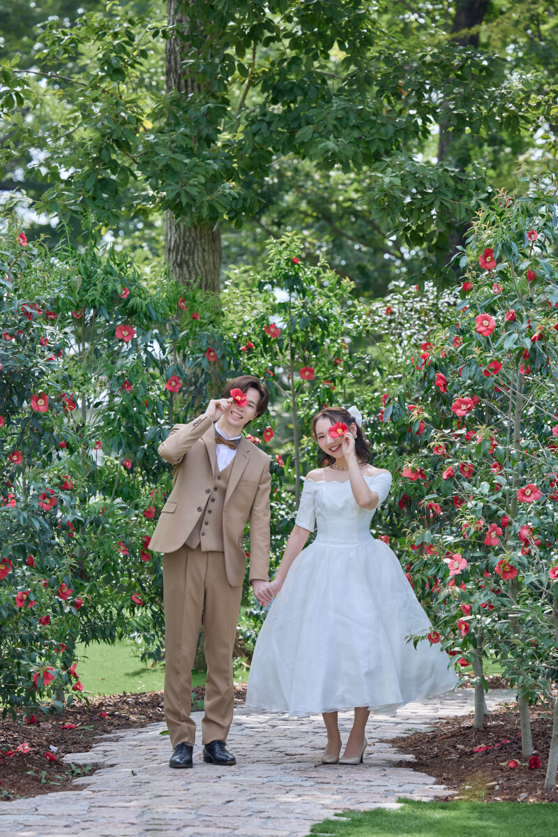 丈の短いドレスでかわいらしい印象に！