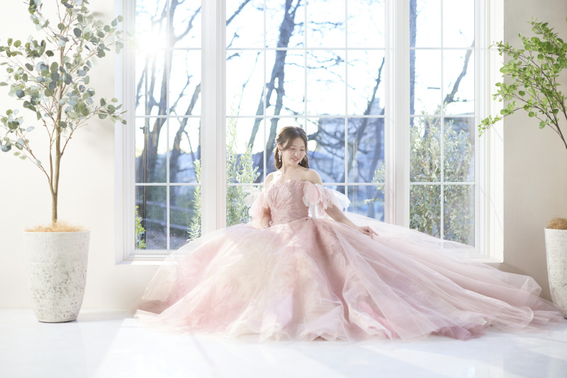 お花が透き通って見えるドレスがかわいい