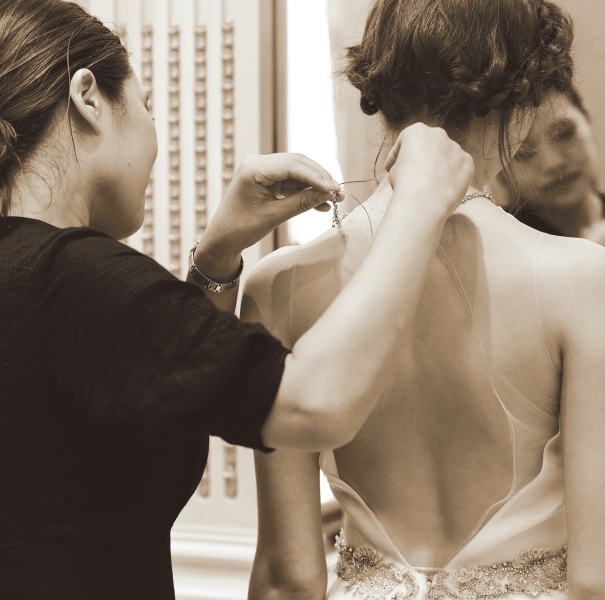 専門ドレススタッフがご試着ご案内