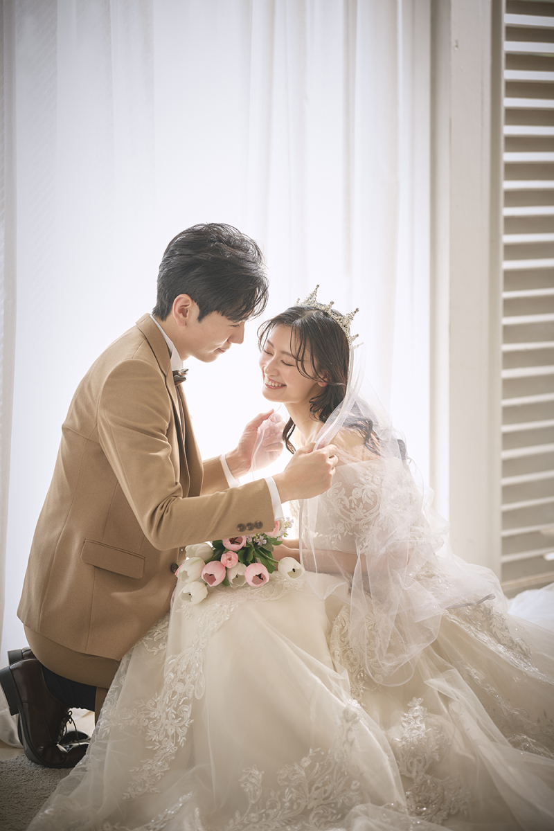 流行りの大きめティアラにダウンスタイルで、ふわっと可愛い韓国アイドル系の1枚に。