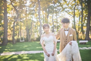 自然光を活かした撮影を得意としており、やわらかな光の中でおふたりらしい表情や空気感を美しく引き出します。自然な明るさと温かみのある一枚を残します。