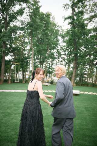 ナチュラルで楽しそうな1枚。お二人の特別な日を「非日常」ではなく「日常の延長線」として切り取っていきます！ガーデンを走り回ってもらい、自然な表情を追いかけながら撮影しました。