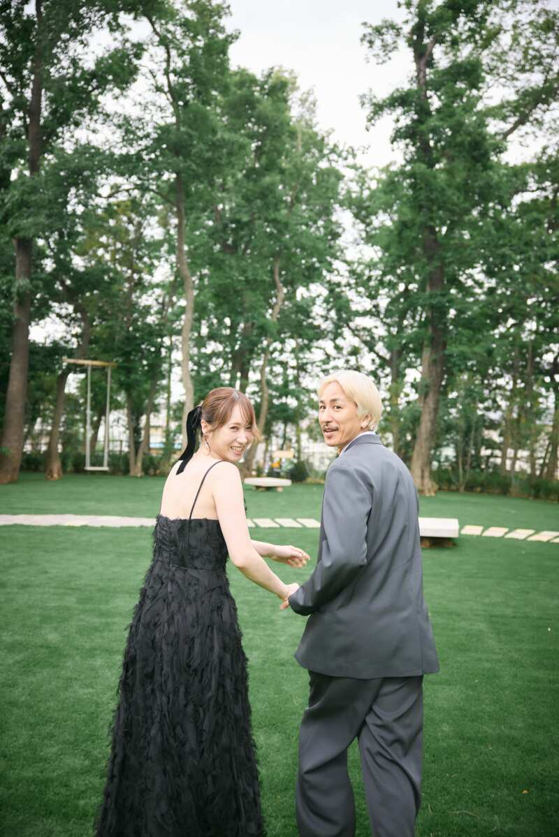 ナチュラルで楽しそうな1枚。
お二人の特別な日を「非日常」ではなく「日常の延長線」として切り取っていきます！
ガーデンを走り回ってもらい、自然な表情を追いかけながら撮影しました。