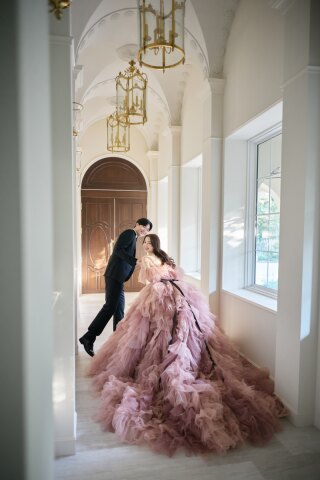 おふたりの雰囲気やコーディネートに合わせたカットをご提案し、その日その時間帯ならではの光や空気感を活かした撮影を大切にしています。