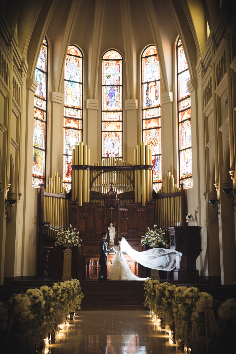 大聖堂ステンドグラスの光にかこまれて