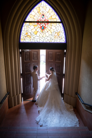 大聖堂の大扉お二人の自然な笑顔が輝きます