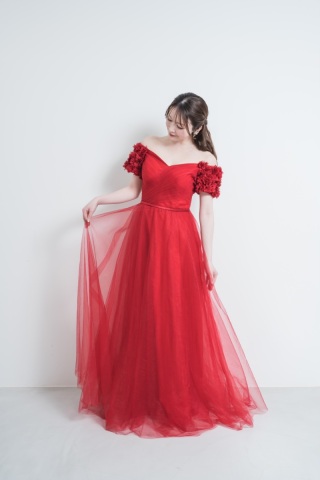 レッドオフショルドレス