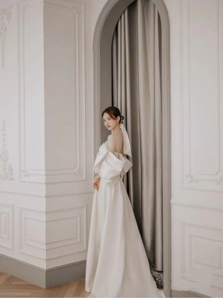 背中リボン白サテンドレス