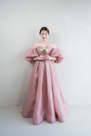 くすみピンクドレス
