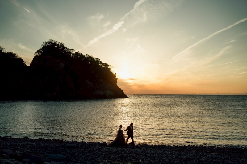 夕暮れの海辺で