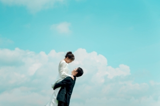 青空に誓うウェディングフォト