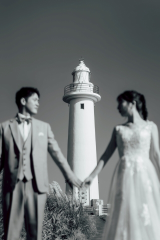 灯台のもとで誓うウェディングフォト
