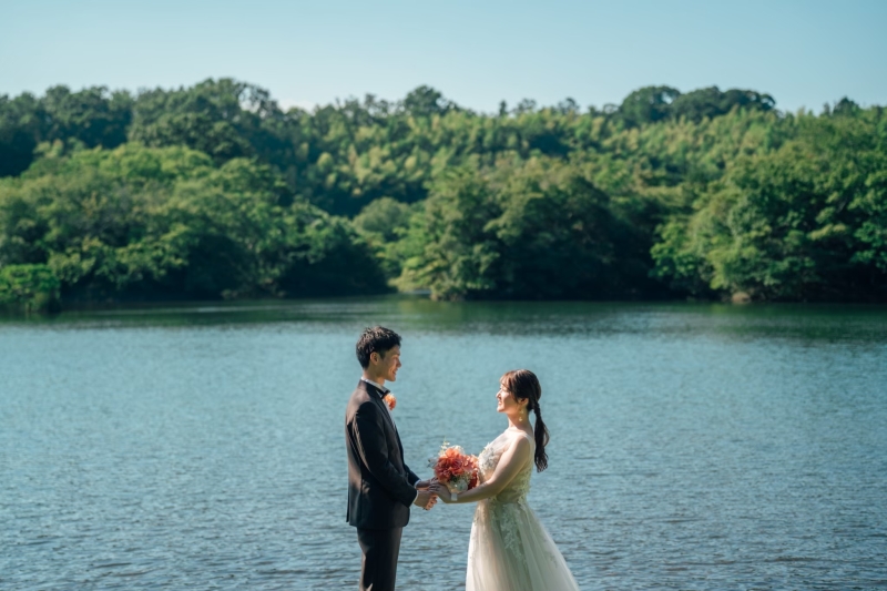 静けさと透明感が際立つ“湖畔ロケ”