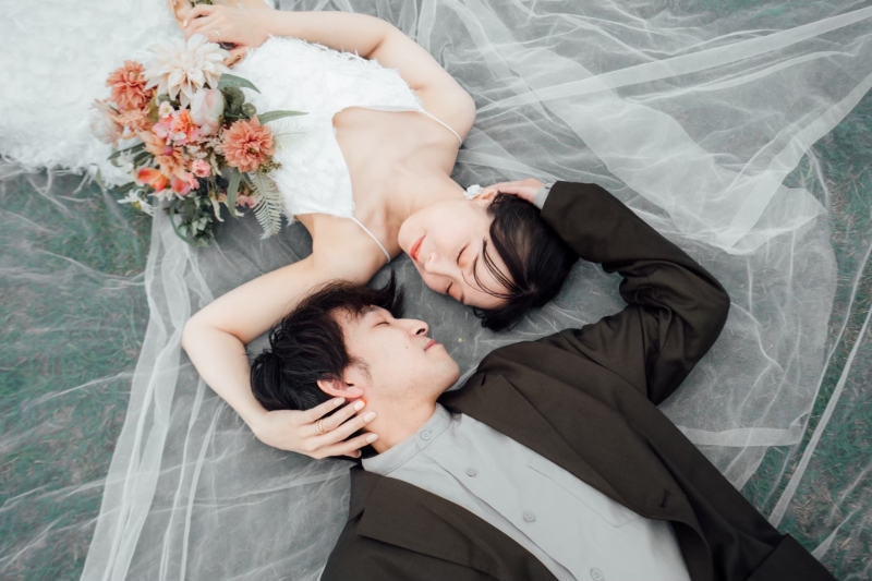 芝生に寝転がって