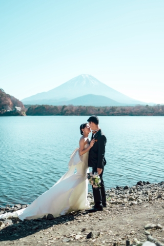 富士を望む浜辺で、冬の光に包まれて