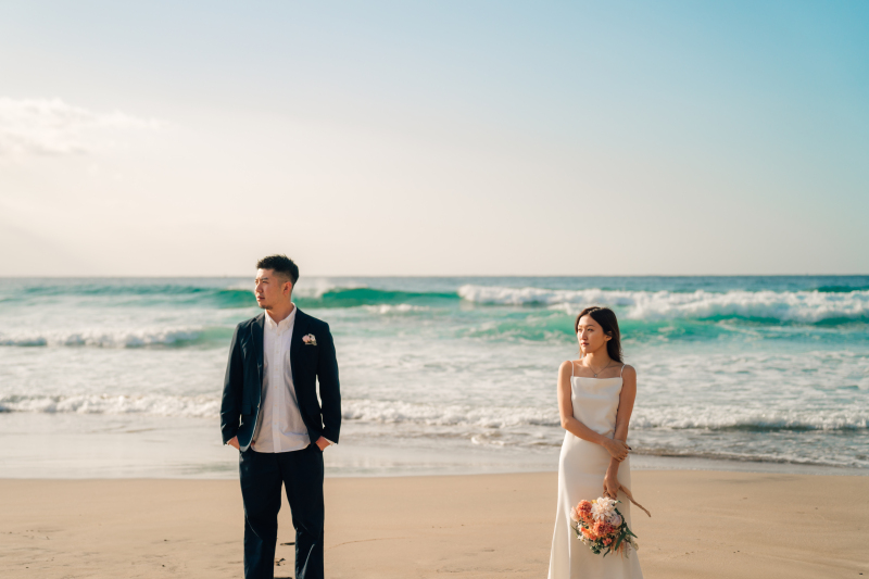 朝日が照らす優しい青色の海と